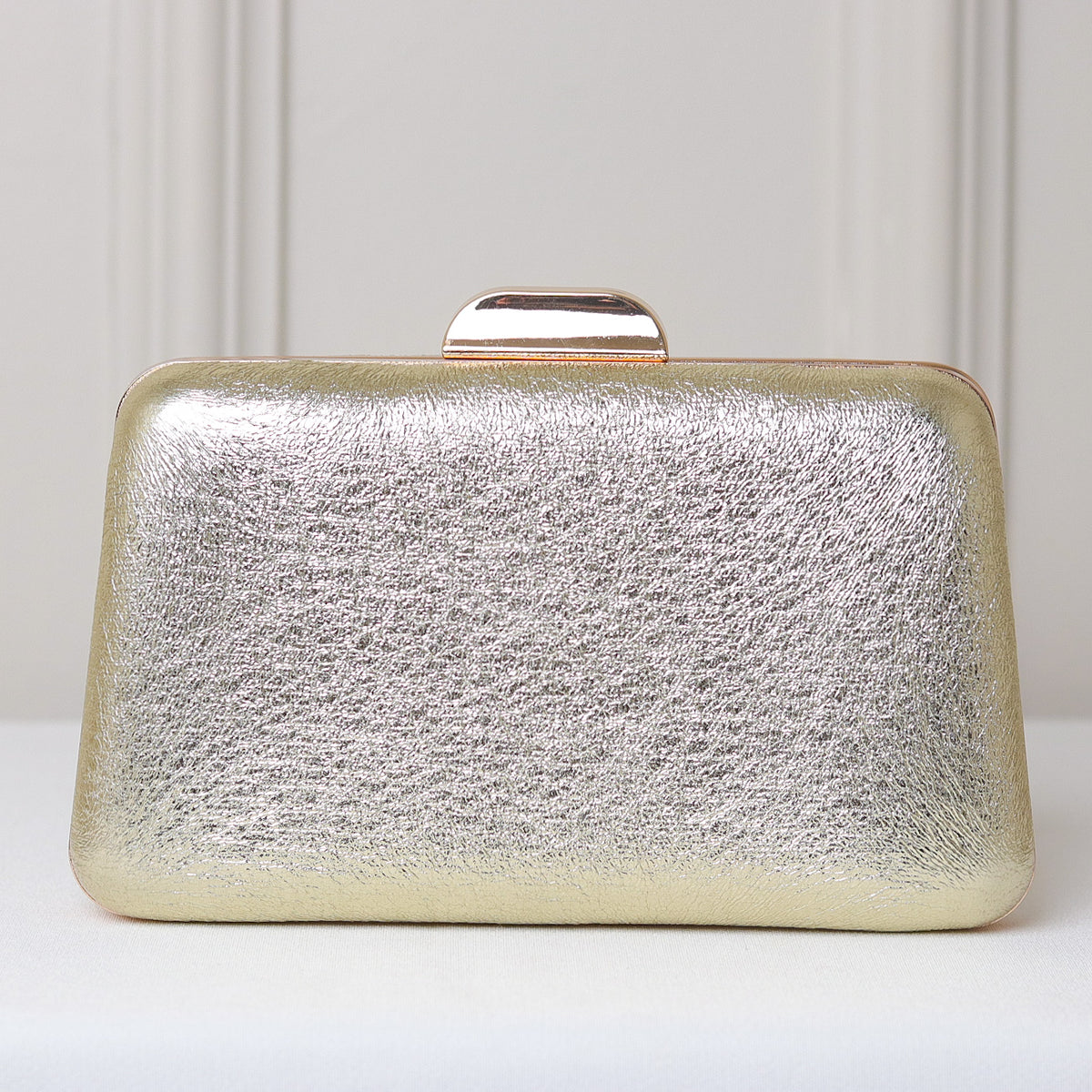 CLUTCH TEXTURA BRILHO CRAQUELADA FORMATO RETANGULAR FECHO RETO
