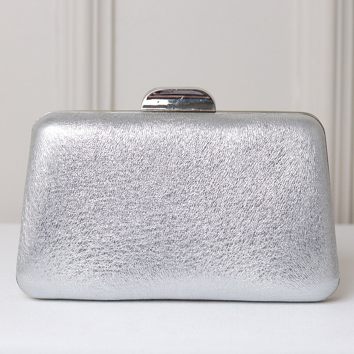 CLUTCH TEXTURA BRILHO CRAQUELADA FORMATO RETANGULAR FECHO RETO