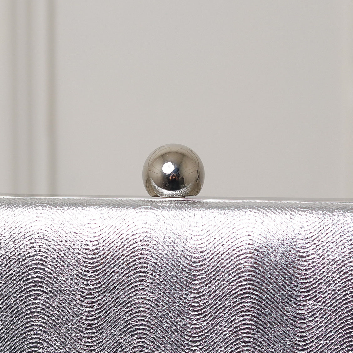 CLUTCH TEXTURA LINHAS FORMATO RETANGULAR FECHO ESFERA