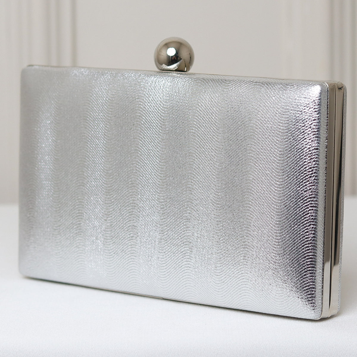 CLUTCH TEXTURA LINHAS FORMATO RETANGULAR FECHO ESFERA