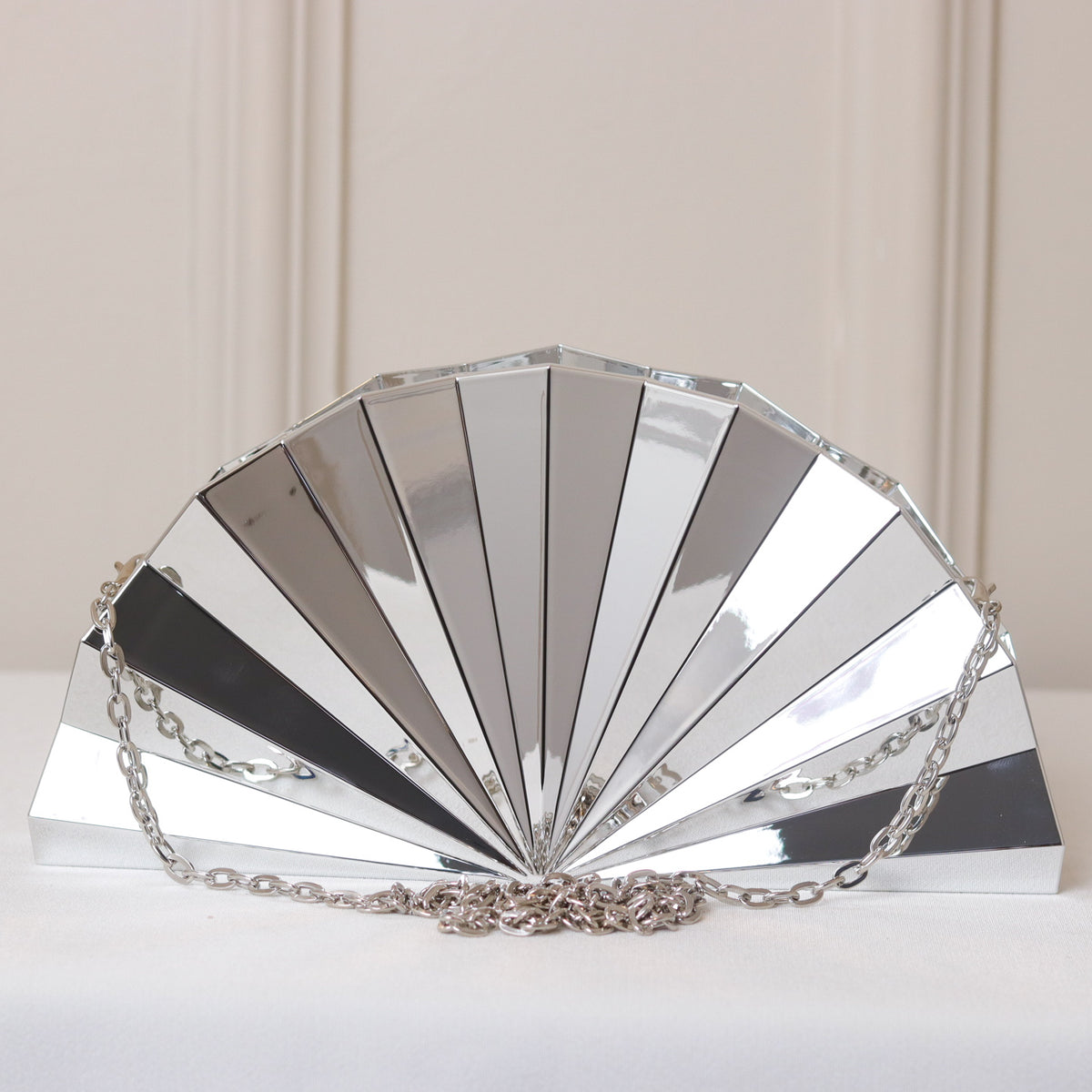 CLUTCH DOURADA/PRATA LISA METALIZADA ACRÍLICO FORMATO CONCHA LEQUE OVAL
