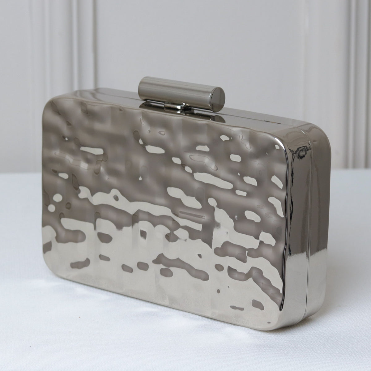 CLUTCH DOURADA/PRATA/ONIX LISA METALIZADA GEOMETRICA ONDULADA FORMATO RETANGULAR FECHO RETO