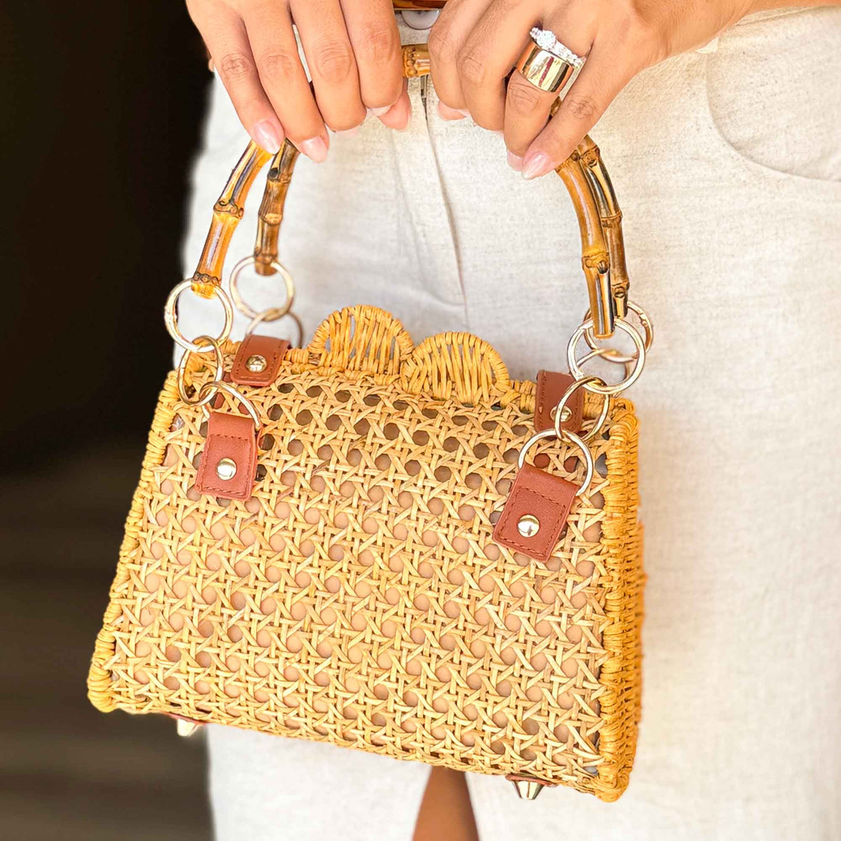 CLUTCH NUDE TRAMA ALÇA BAMBU FORMATO RETANGULAR