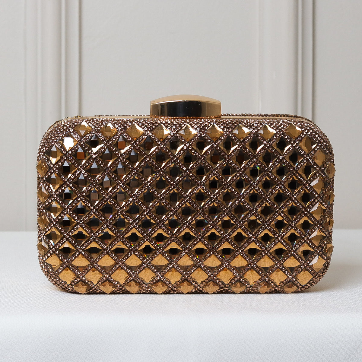 CLUTCH ONIX/BRONZE/ROSÉ/PRATA/PRETO BRILHO TEXTURA STRASS LOSANGO FUNDO BRILHO FORMATO RETANGULAR FECHO RETO