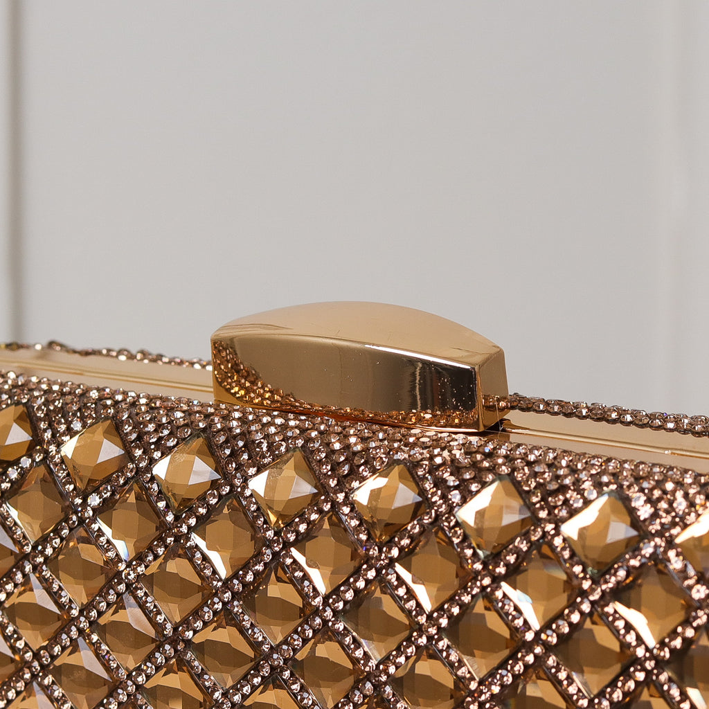 CLUTCH ONIX/BRONZE/ROSÉ/PRATA/PRETO BRILHO TEXTURA STRASS LOSANGO FUNDO BRILHO FORMATO RETANGULAR FECHO RETO