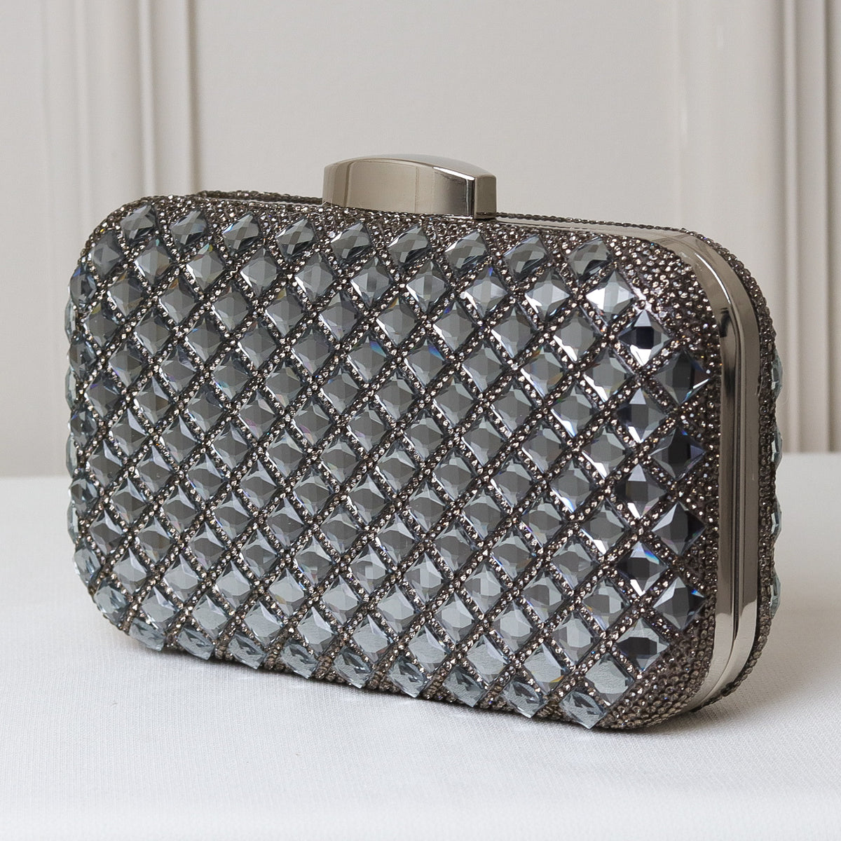 CLUTCH ONIX/BRONZE/ROSÉ/PRATA/PRETO BRILHO TEXTURA STRASS LOSANGO FUNDO BRILHO FORMATO RETANGULAR FECHO RETO