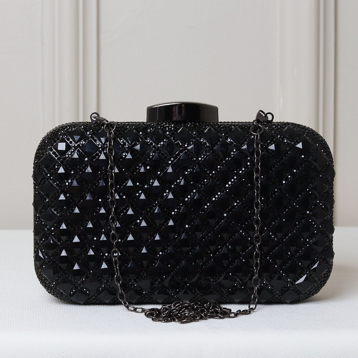CLUTCH ONIX/BRONZE/ROSÉ/PRATA/PRETO BRILHO TEXTURA STRASS LOSANGO FUNDO BRILHO FORMATO RETANGULAR FECHO RETO