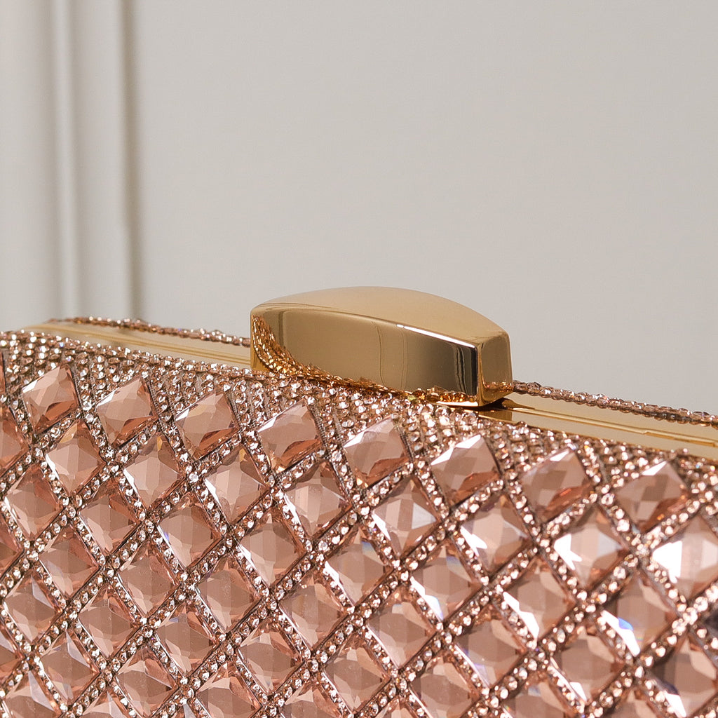 CLUTCH ONIX/BRONZE/ROSÉ/PRATA/PRETO BRILHO TEXTURA STRASS LOSANGO FUNDO BRILHO FORMATO RETANGULAR FECHO RETO