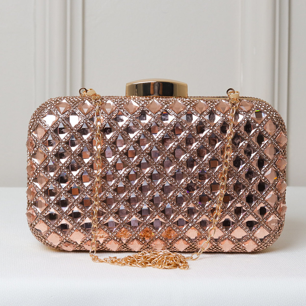 CLUTCH ONIX/BRONZE/ROSÉ/PRATA/PRETO BRILHO TEXTURA STRASS LOSANGO FUNDO BRILHO FORMATO RETANGULAR FECHO RETO