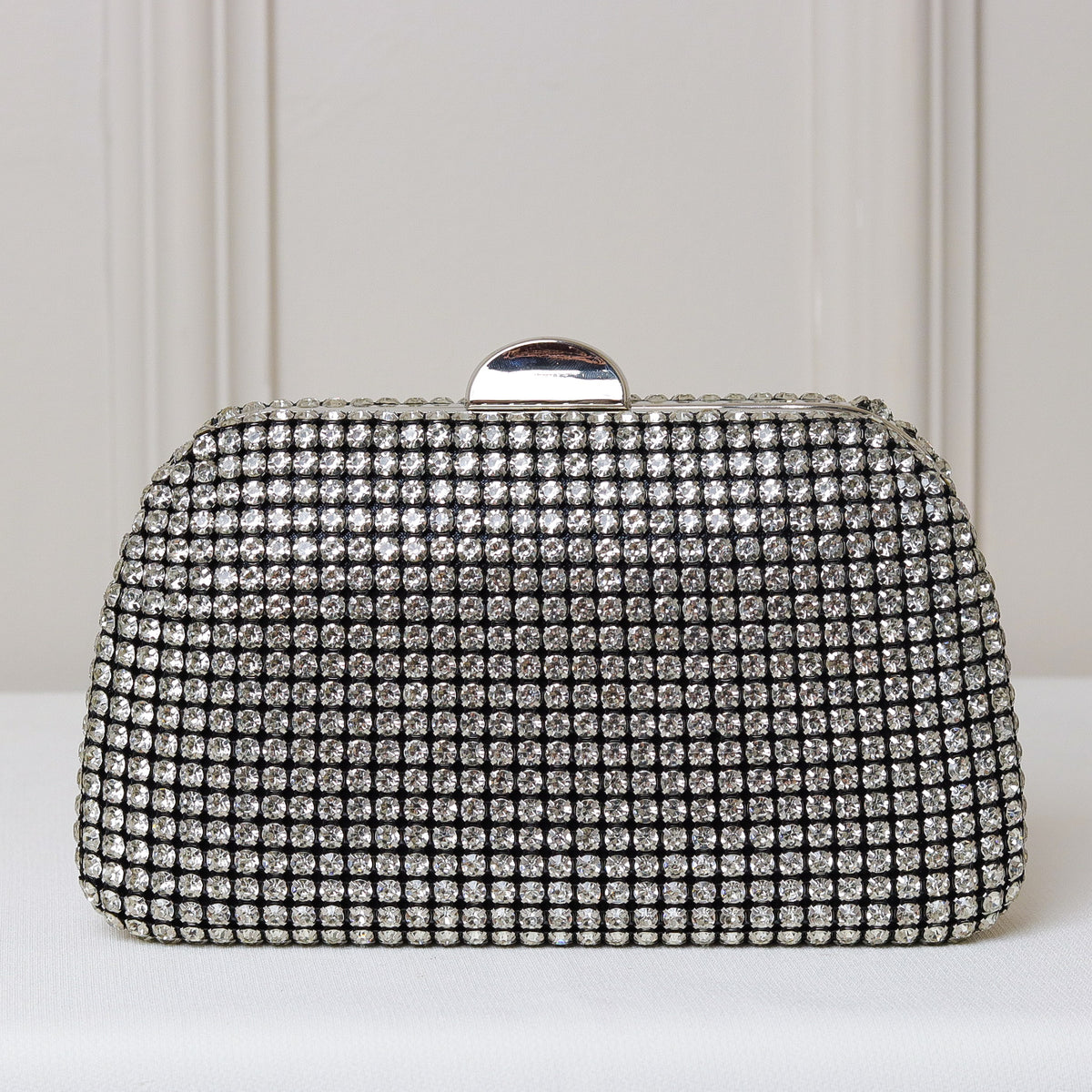 CLUTCH ONIX/PRETO/DOURADA/PRATA/BRONZE BRILHO TEXTURA STRASS FUNDO BRILHO FORMATO OVAL FECHO RETO
