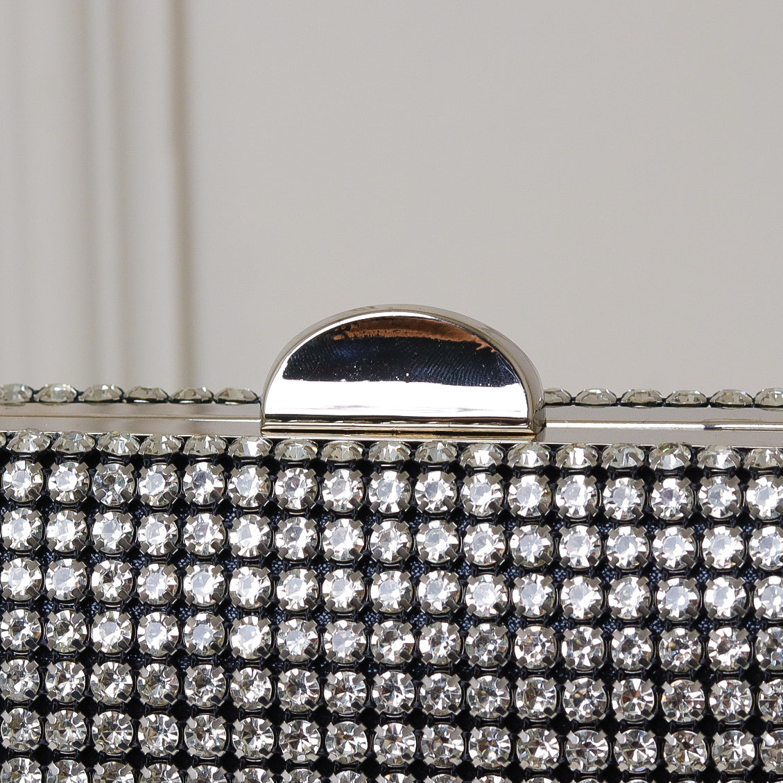 CLUTCH ONIX/PRETO/DOURADA/PRATA/BRONZE BRILHO TEXTURA STRASS FUNDO BRILHO FORMATO OVAL FECHO RETO