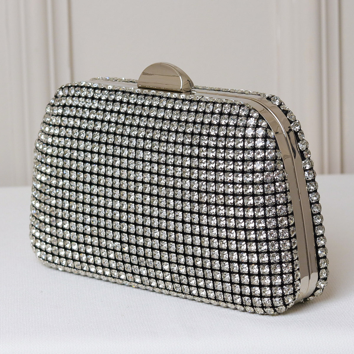CLUTCH ONIX/PRETO/DOURADA/PRATA/BRONZE BRILHO TEXTURA STRASS FUNDO BRILHO FORMATO OVAL FECHO RETO