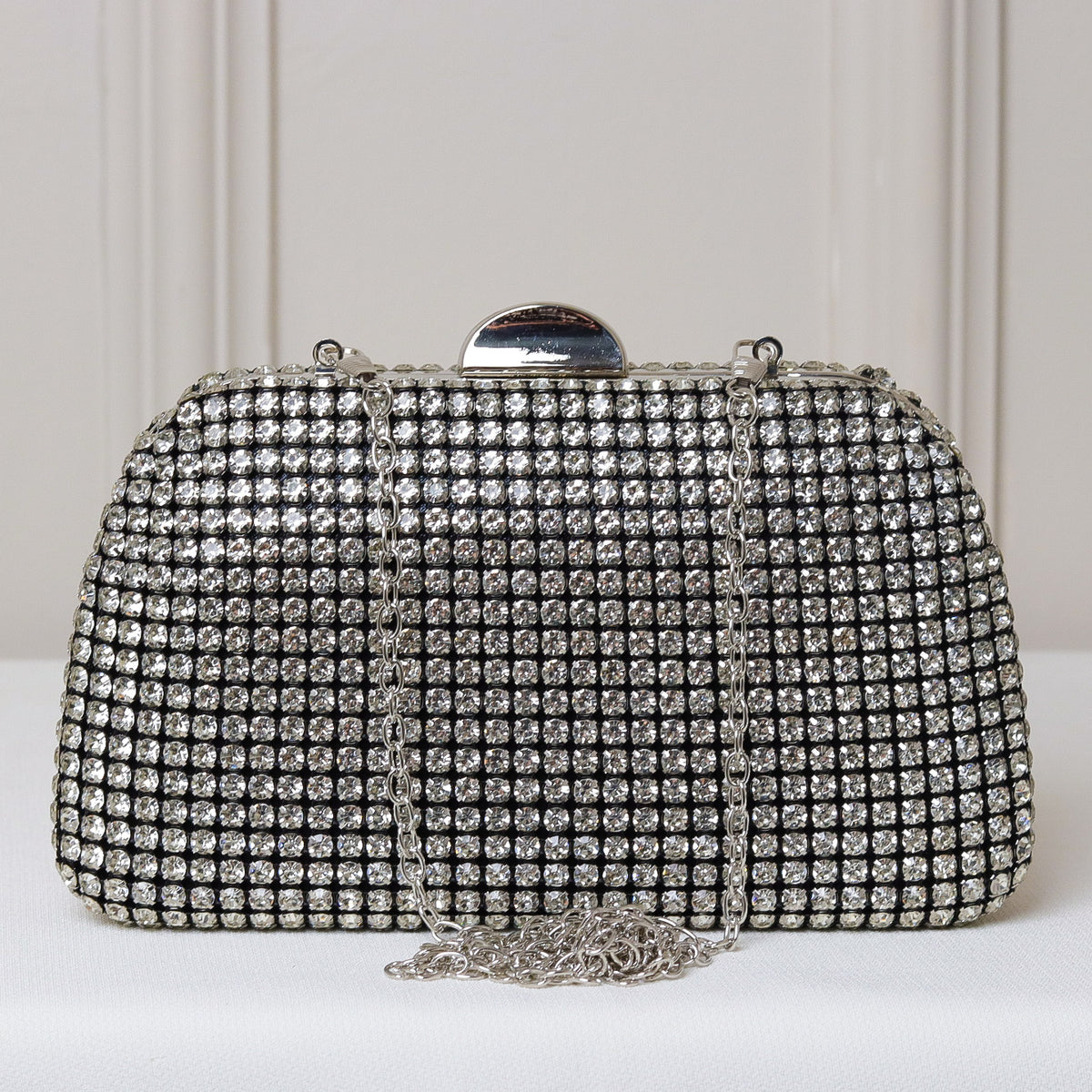 CLUTCH ONIX/PRETO/DOURADA/PRATA/BRONZE BRILHO TEXTURA STRASS FUNDO BRILHO FORMATO OVAL FECHO RETO