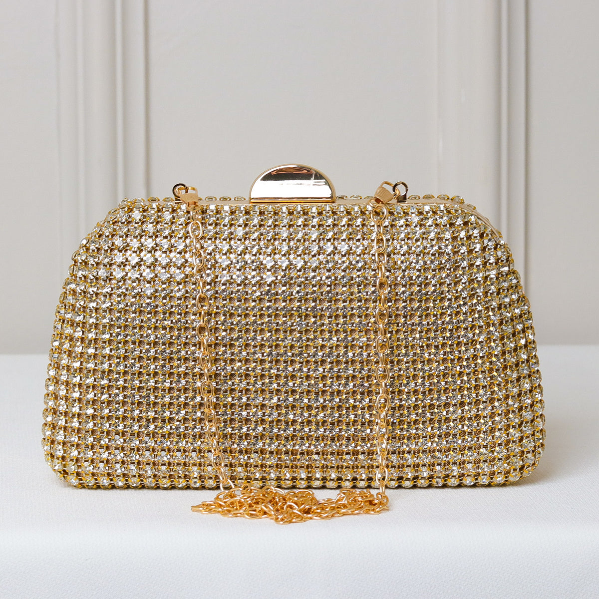 CLUTCH ONIX/PRETO/DOURADA/PRATA/BRONZE BRILHO TEXTURA STRASS FUNDO BRILHO FORMATO OVAL FECHO RETO