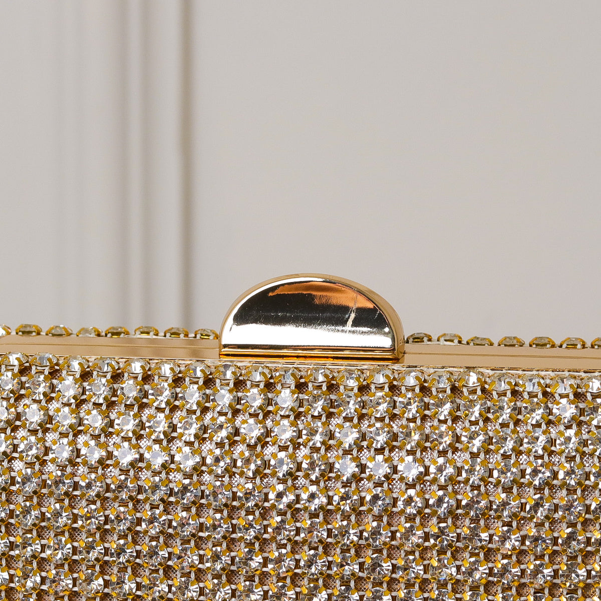 CLUTCH ONIX/PRETO/DOURADA/PRATA/BRONZE BRILHO TEXTURA STRASS FUNDO BRILHO FORMATO OVAL FECHO RETO