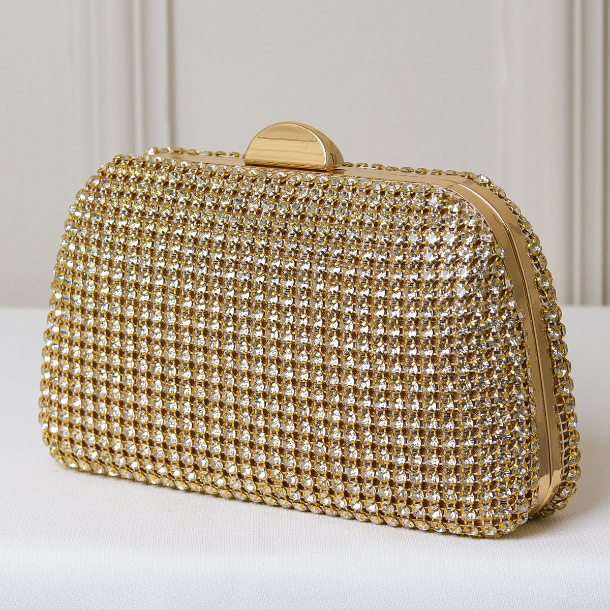 CLUTCH ONIX/PRETO/DOURADA/PRATA/BRONZE BRILHO TEXTURA STRASS FUNDO BRILHO FORMATO OVAL FECHO RETO