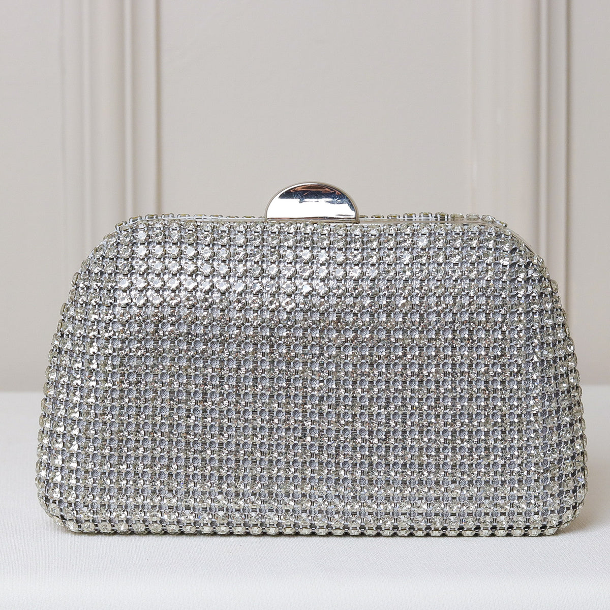 CLUTCH ONIX/PRETO/DOURADA/PRATA/BRONZE BRILHO TEXTURA STRASS FUNDO BRILHO FORMATO OVAL FECHO RETO