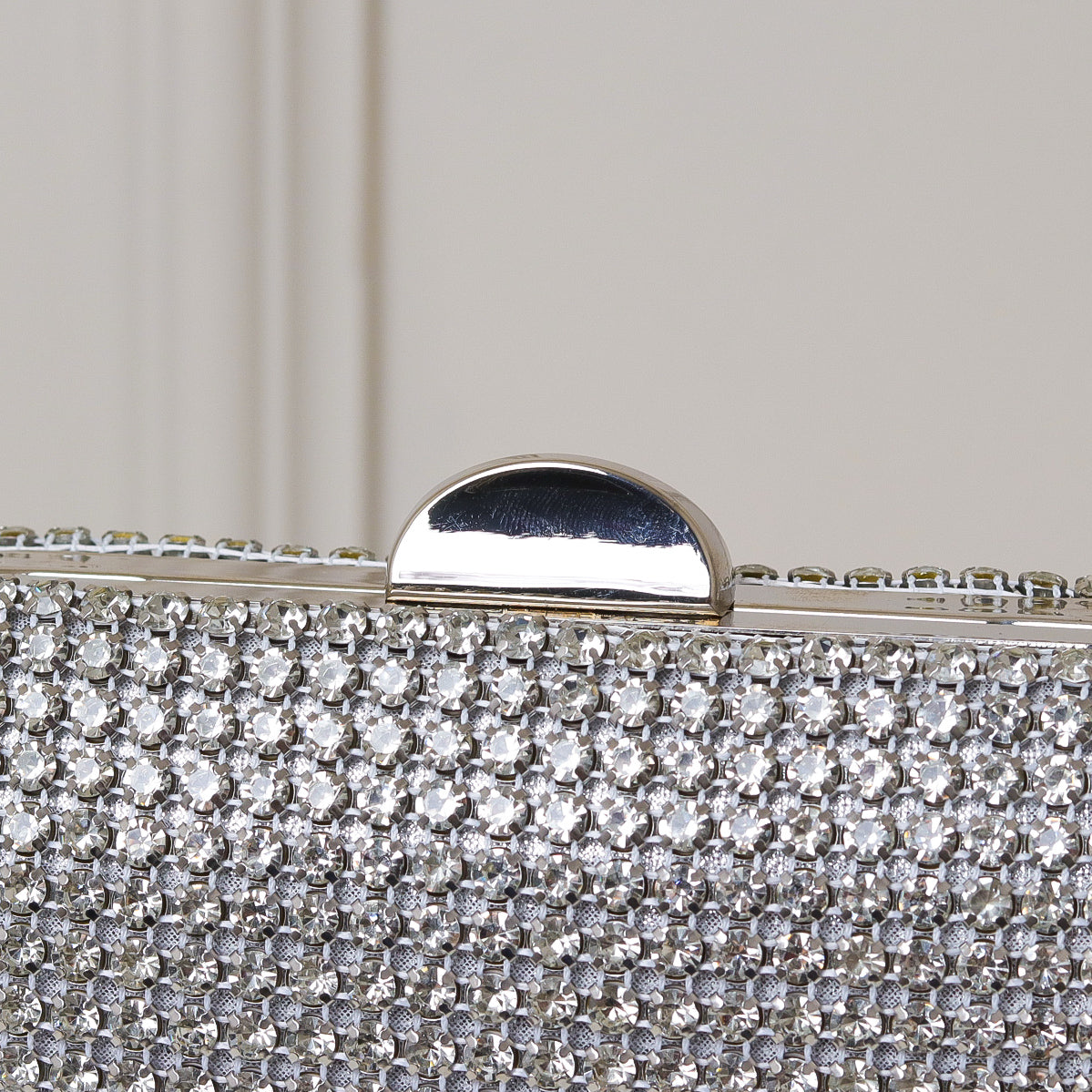 CLUTCH ONIX/PRETO/DOURADA/PRATA/BRONZE BRILHO TEXTURA STRASS FUNDO BRILHO FORMATO OVAL FECHO RETO