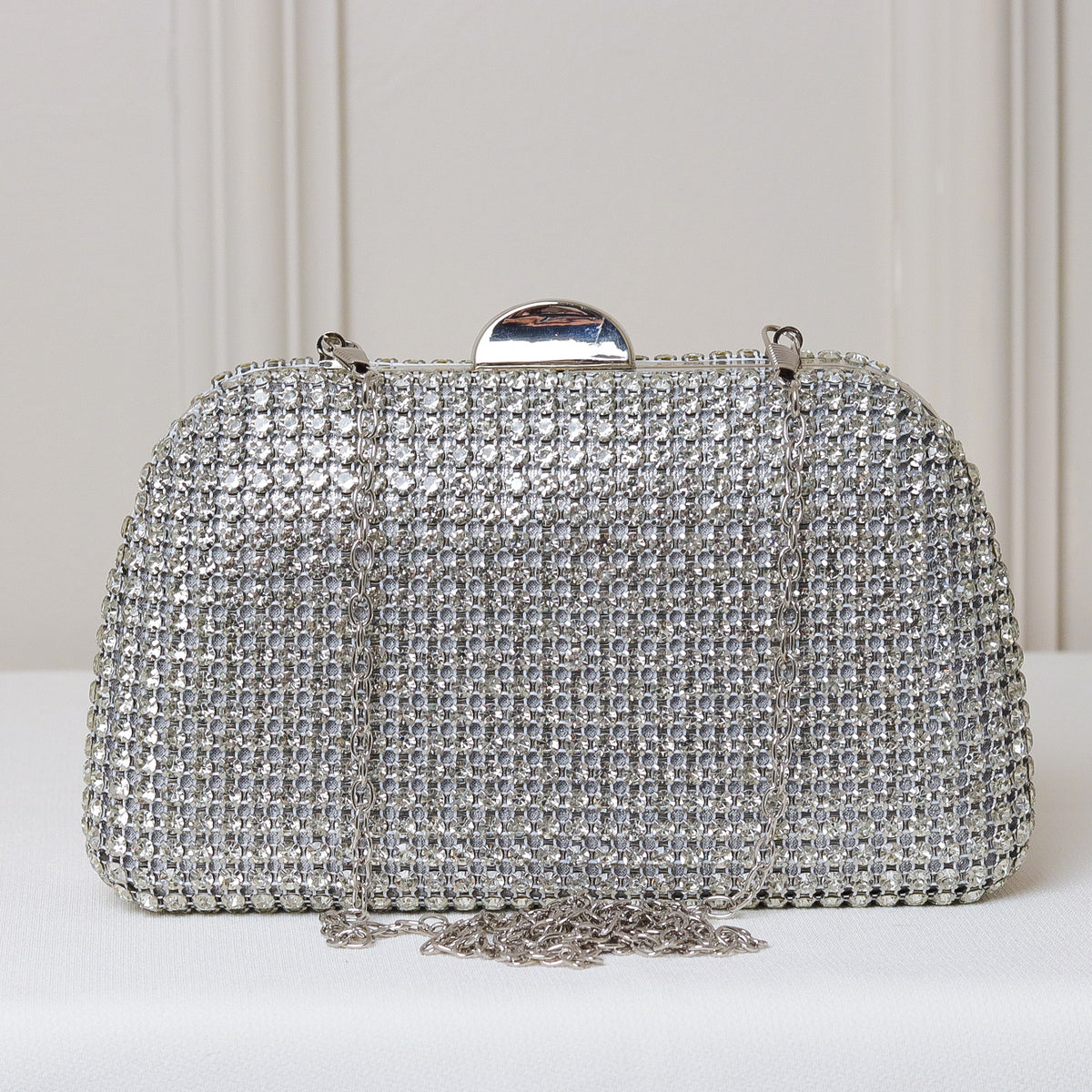 CLUTCH ONIX/PRETO/DOURADA/PRATA/BRONZE BRILHO TEXTURA STRASS FUNDO BRILHO FORMATO OVAL FECHO RETO