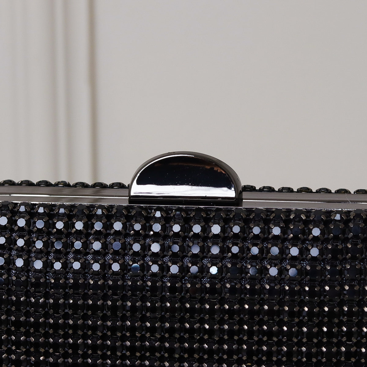 CLUTCH ONIX/PRETO/DOURADA/PRATA/BRONZE BRILHO TEXTURA STRASS FUNDO BRILHO FORMATO OVAL FECHO RETO