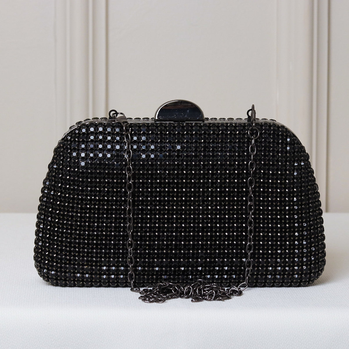 CLUTCH ONIX/PRETO/DOURADA/PRATA/BRONZE BRILHO TEXTURA STRASS FUNDO BRILHO FORMATO OVAL FECHO RETO