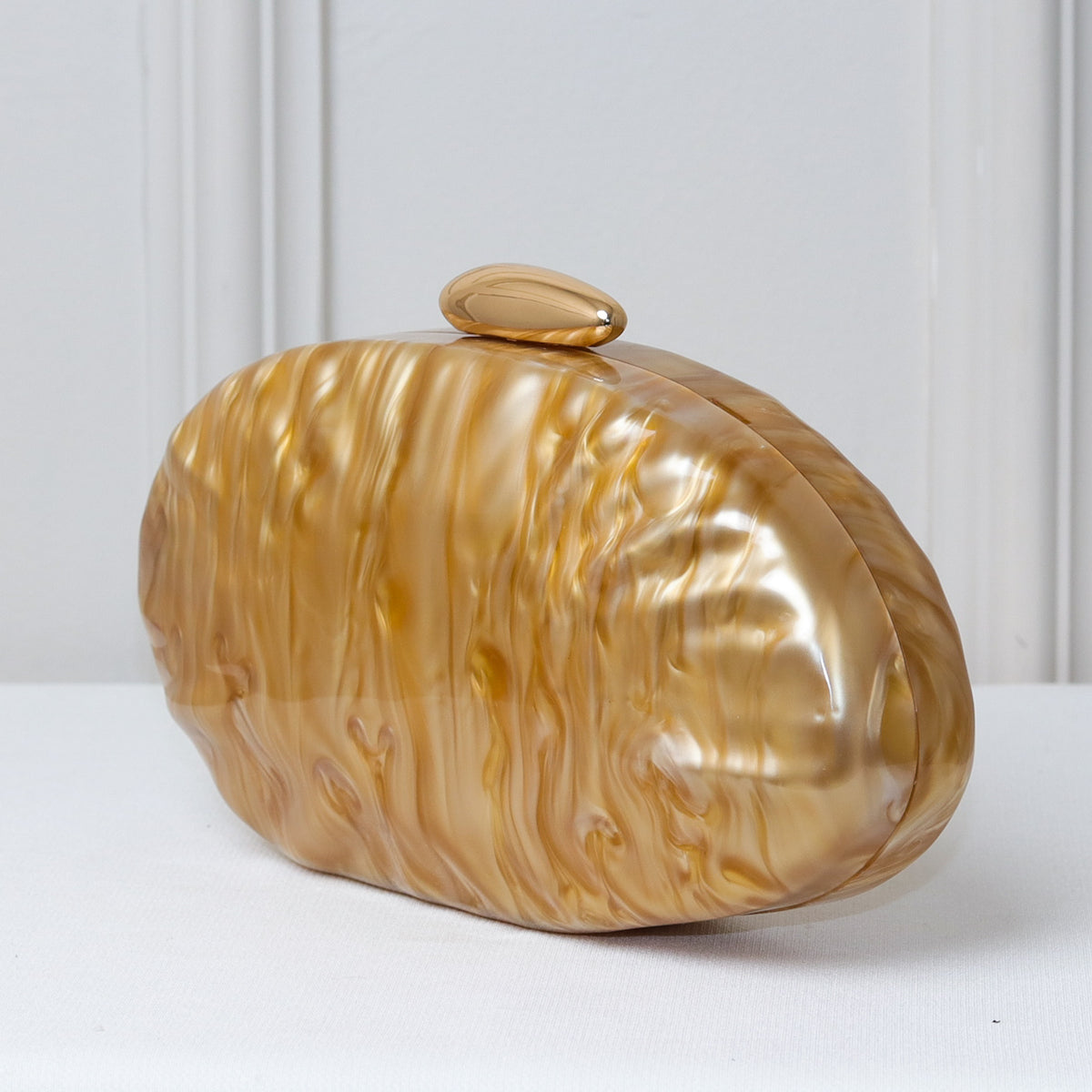 CLUTCH OVAL ACRÍLICO MADREPEROLA FECHO DOURADO