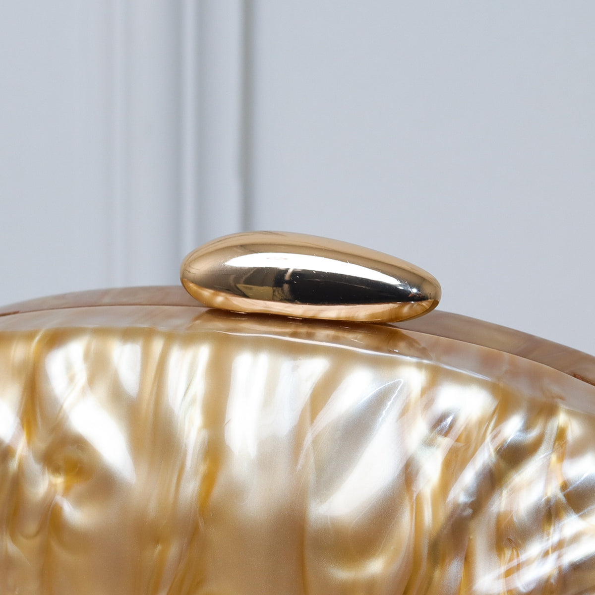 CLUTCH OVAL ACRÍLICO MADREPEROLA FECHO DOURADO