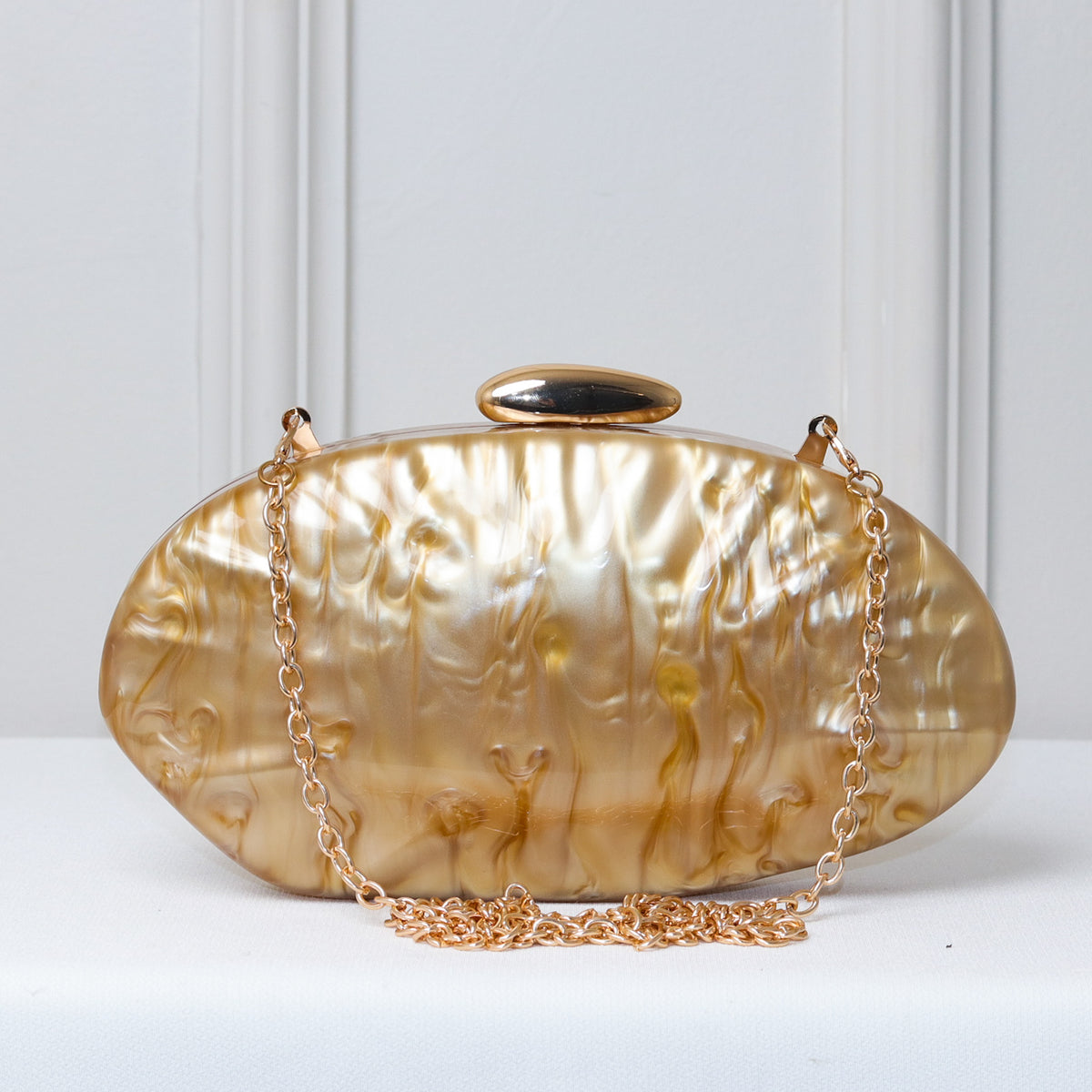 CLUTCH OVAL ACRÍLICO MADREPEROLA FECHO DOURADO