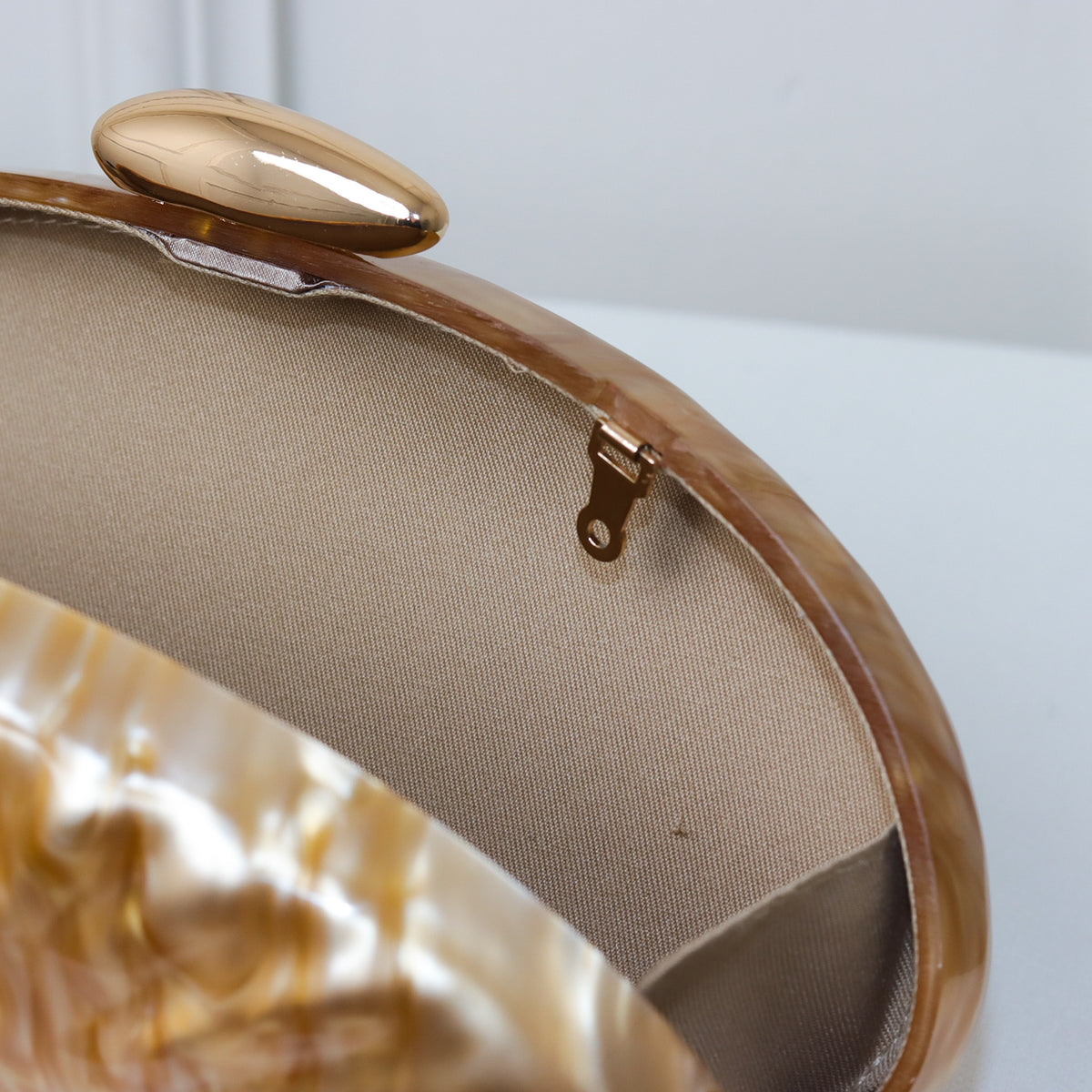 CLUTCH OVAL ACRÍLICO MADREPEROLA FECHO DOURADO