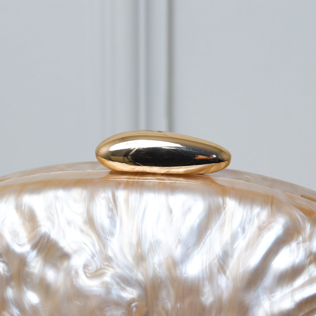 CLUTCH OVAL ACRÍLICO MADREPEROLA FECHO DOURADO