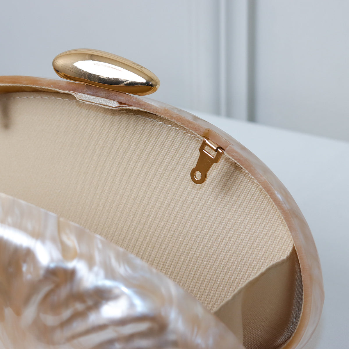 CLUTCH OVAL ACRÍLICO MADREPEROLA FECHO DOURADO