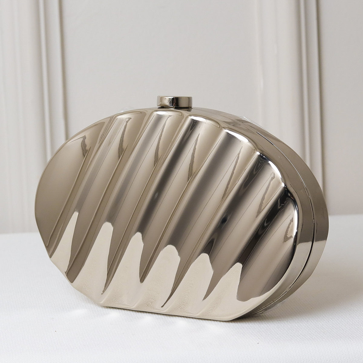 CLUTCH PRATA/ONIX/DOURADA LISA METALIZADA ONDULADA FORMATO OVAL FECHO REDONDO