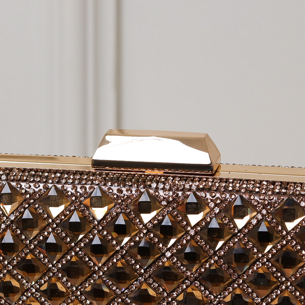 CLUTCH PRETA/BRONZE/ROSÉ/ÔNIX BRILHO TEXTURA STRASS LOSANGO FUNDO BRILHO FORMATO RETANGULAR FECHO RETO