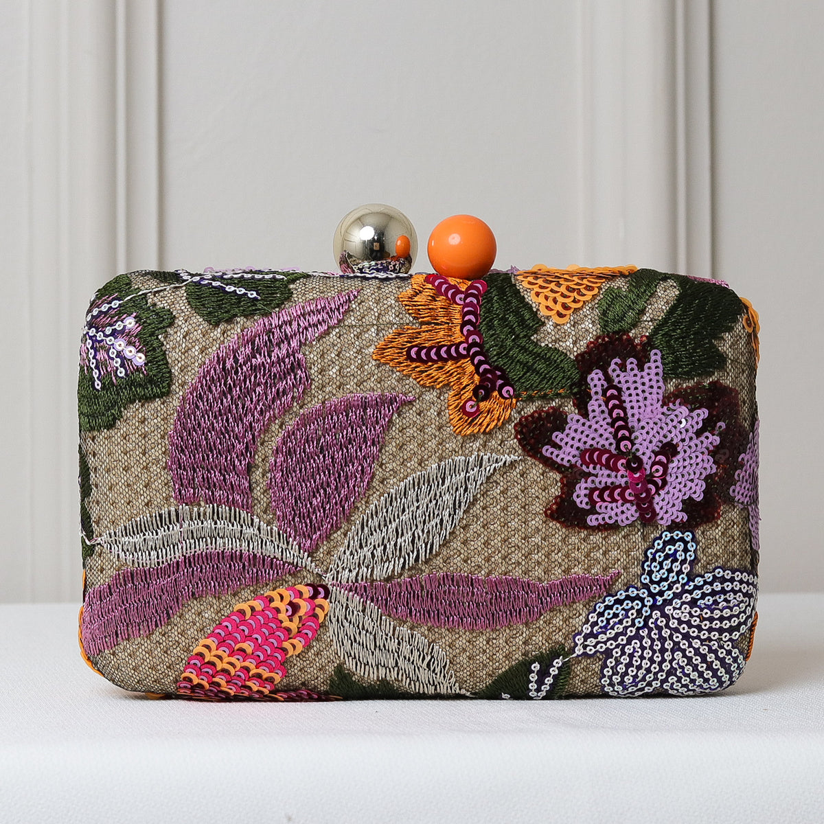 CLUTCH BORDADA FLORES FORMATO RETANGULAR FECHO ESFERA DUPLA BICOLOR