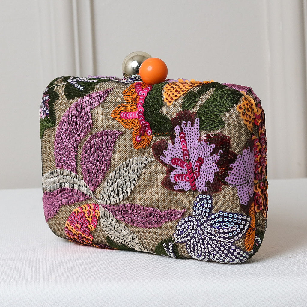 CLUTCH BORDADA FLORES FORMATO RETANGULAR FECHO ESFERA DUPLA BICOLOR