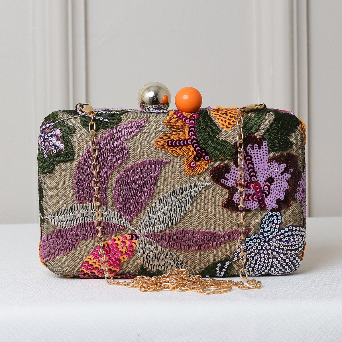 CLUTCH BORDADA FLORES FORMATO RETANGULAR FECHO ESFERA DUPLA BICOLOR