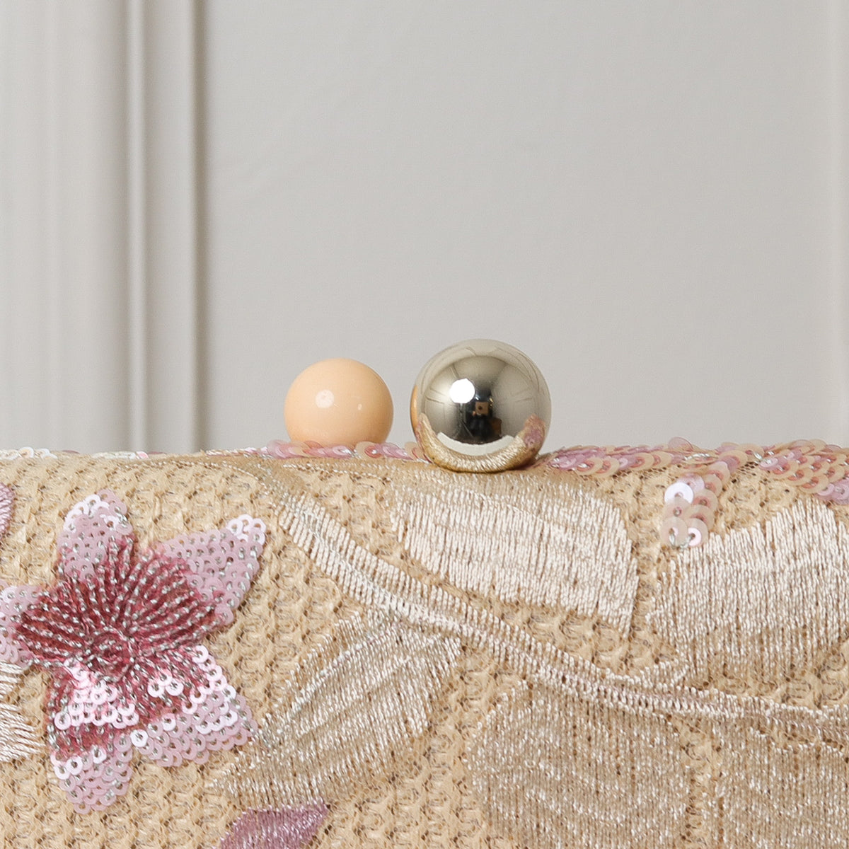 CLUTCH BORDADA FLORES FORMATO RETANGULAR FECHO ESFERA DUPLA BICOLOR
