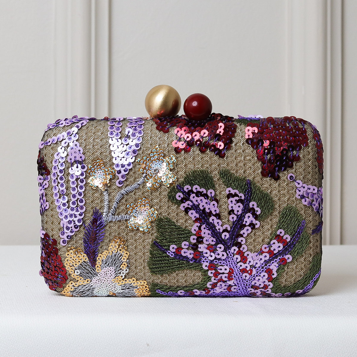 CLUTCH BORDADA FLORES FORMATO RETANGULAR FECHO ESFERA DUPLA BICOLOR