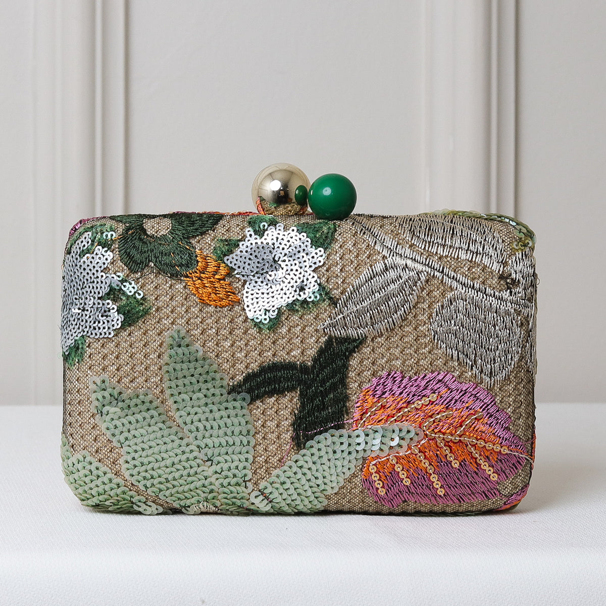 CLUTCH BORDADA FLORES FORMATO RETANGULAR FECHO ESFERA DUPLA BICOLOR