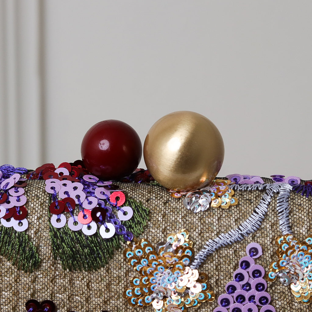 CLUTCH BORDADA FLORES FORMATO RETANGULAR FECHO ESFERA DUPLA BICOLOR