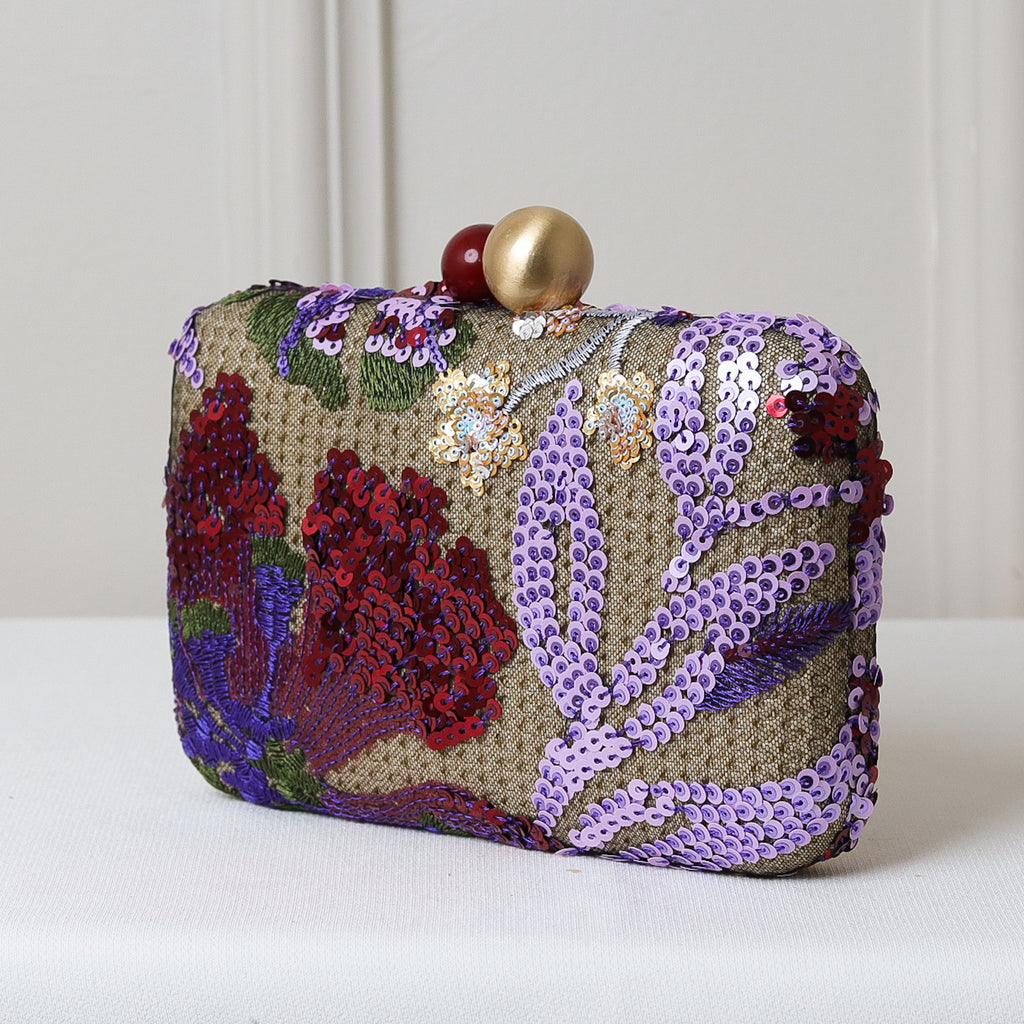 CLUTCH BORDADA FLORES FORMATO RETANGULAR FECHO ESFERA DUPLA BICOLOR