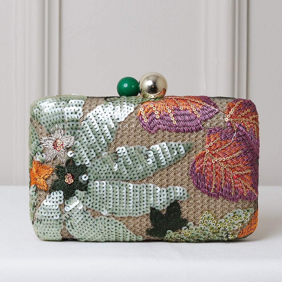 CLUTCH BORDADA FLORES FORMATO RETANGULAR FECHO ESFERA DUPLA BICOLOR
