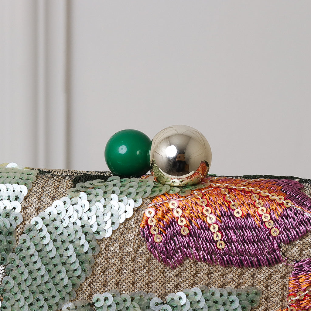CLUTCH BORDADA FLORES FORMATO RETANGULAR FECHO ESFERA DUPLA BICOLOR