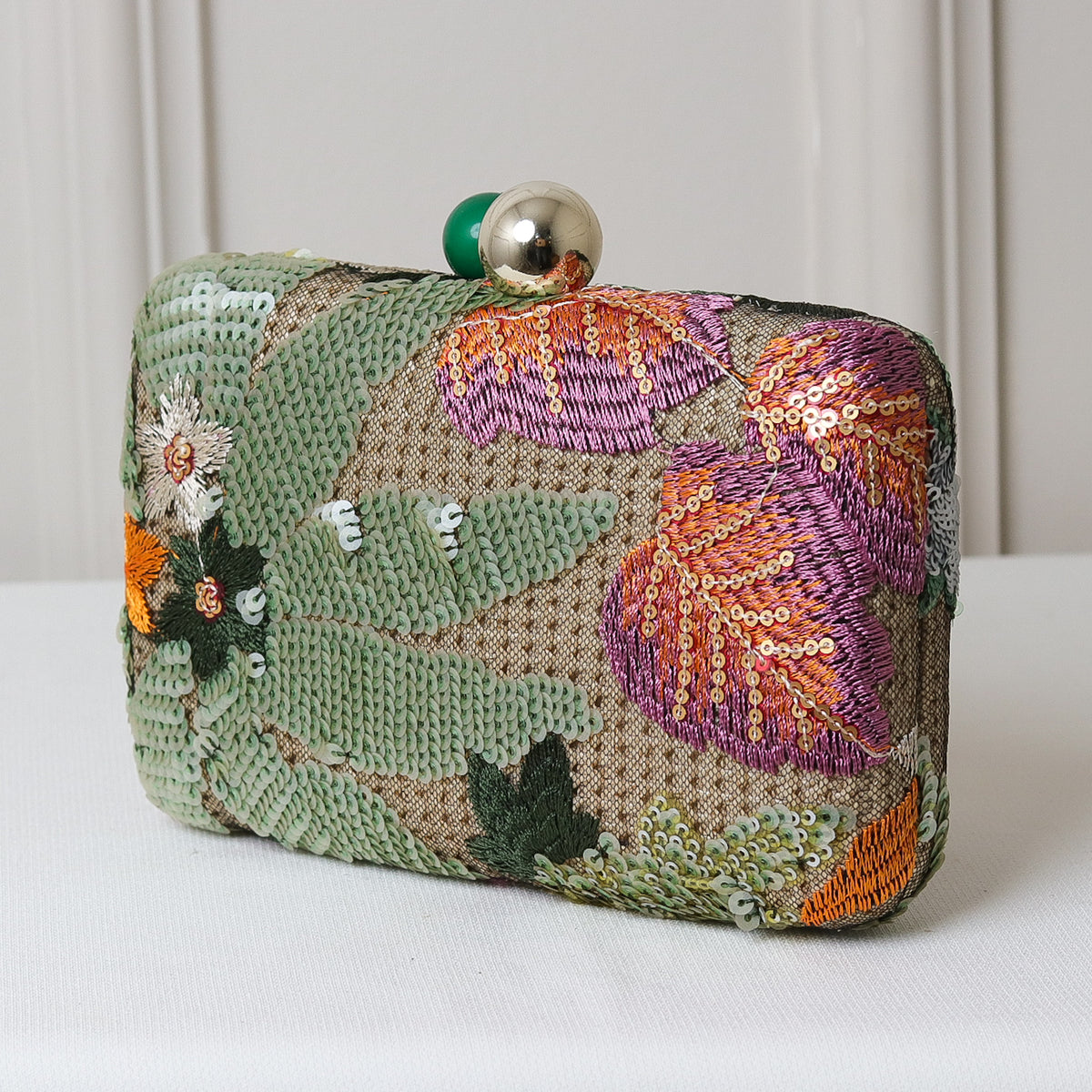 CLUTCH BORDADA FLORES FORMATO RETANGULAR FECHO ESFERA DUPLA BICOLOR