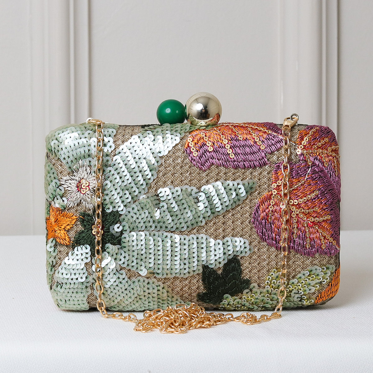 CLUTCH BORDADA FLORES FORMATO RETANGULAR FECHO ESFERA DUPLA BICOLOR