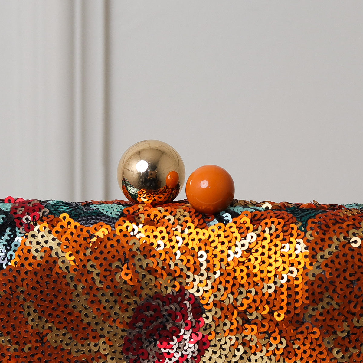 CLUTCH BORDADA FLORES FORMATO RETANGULAR FECHO ESFERA DUPLA BICOLOR