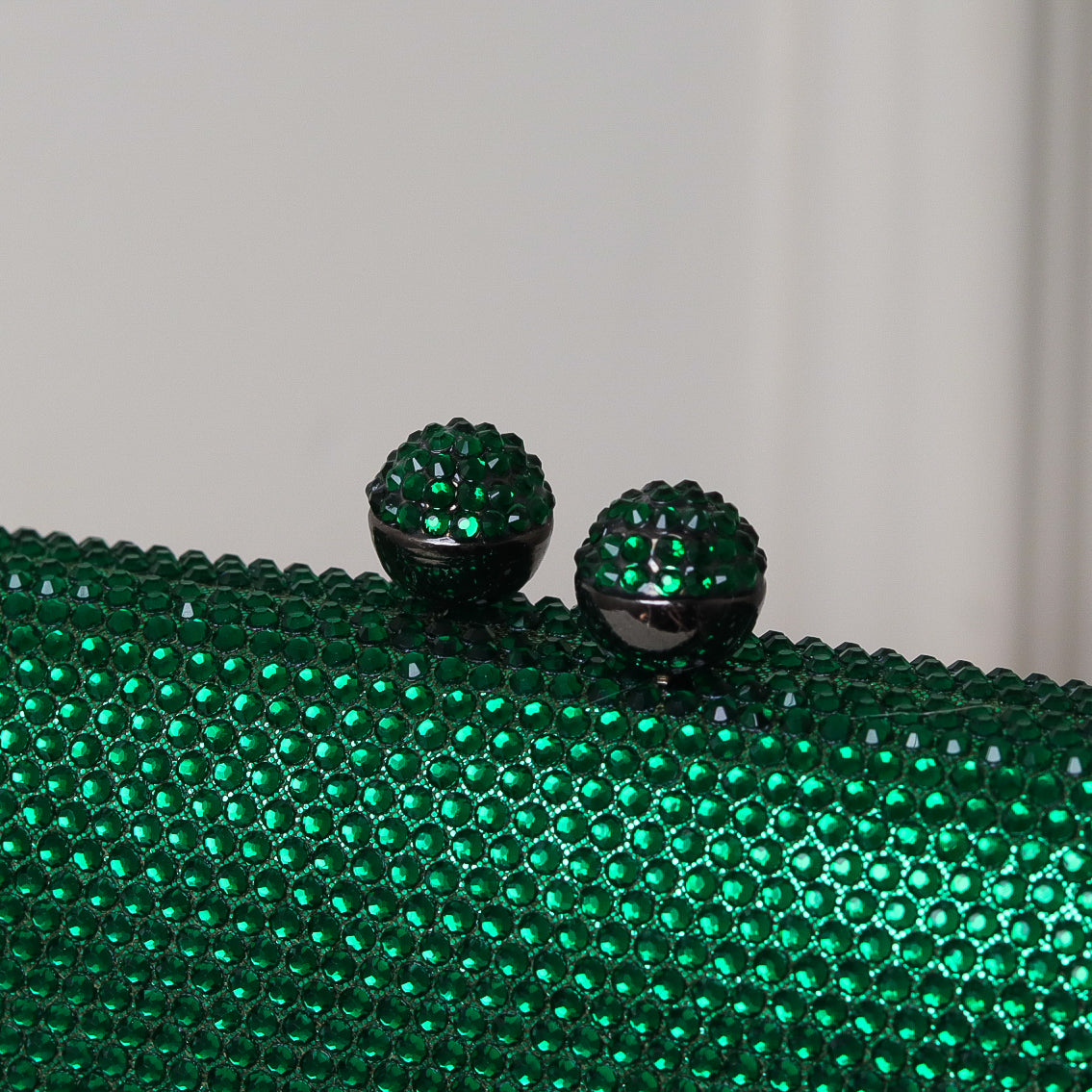 CLUTCH BRILHO STRASS FUNDO TECIDO FORMATO OVAL FECHO ESFERA