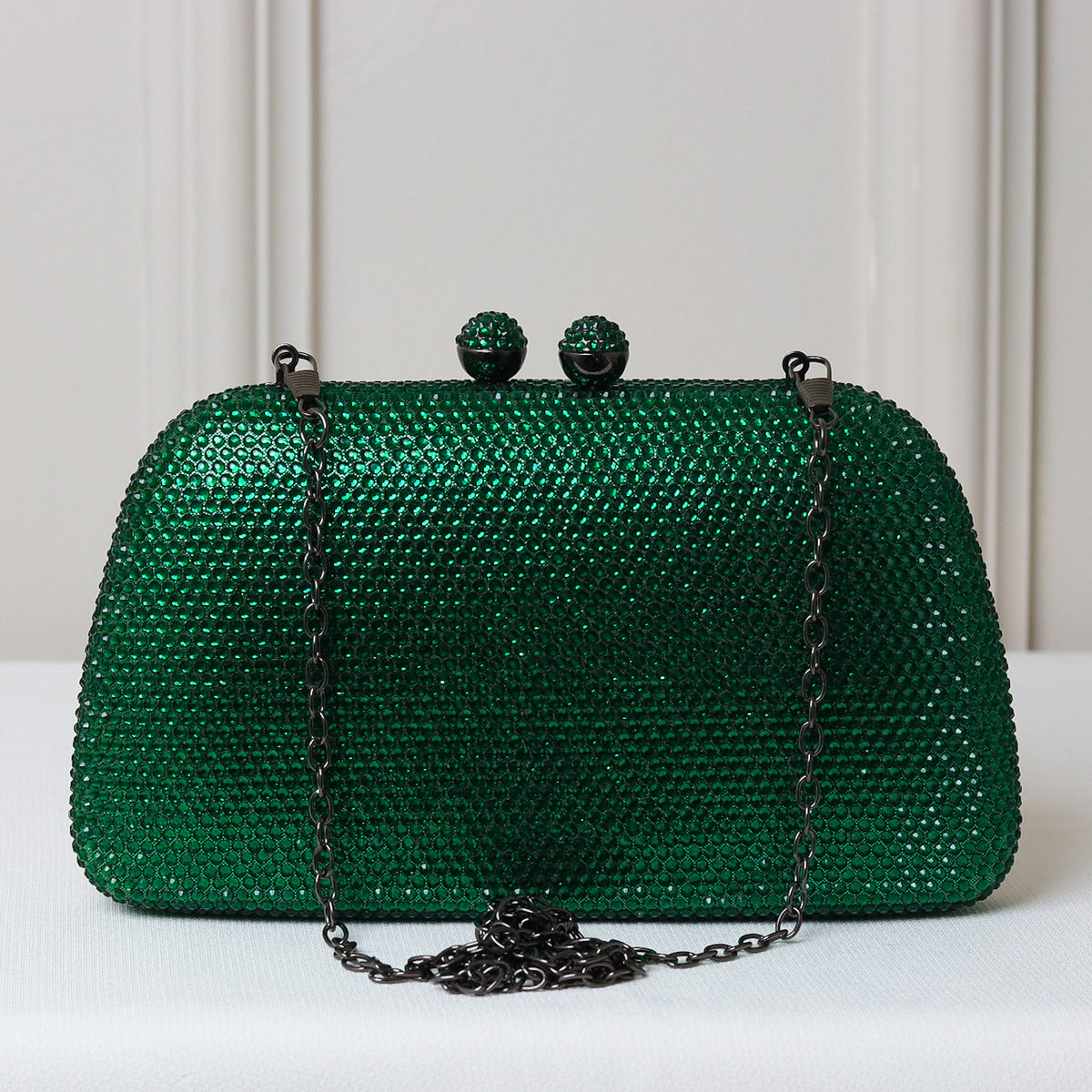 CLUTCH BRILHO STRASS FUNDO TECIDO FORMATO OVAL FECHO ESFERA