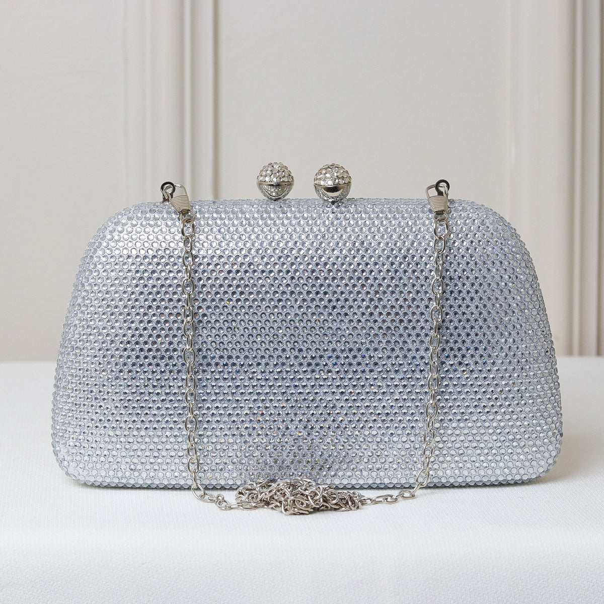 CLUTCH BRILHO STRASS FUNDO TECIDO FORMATO OVAL FECHO ESFERA