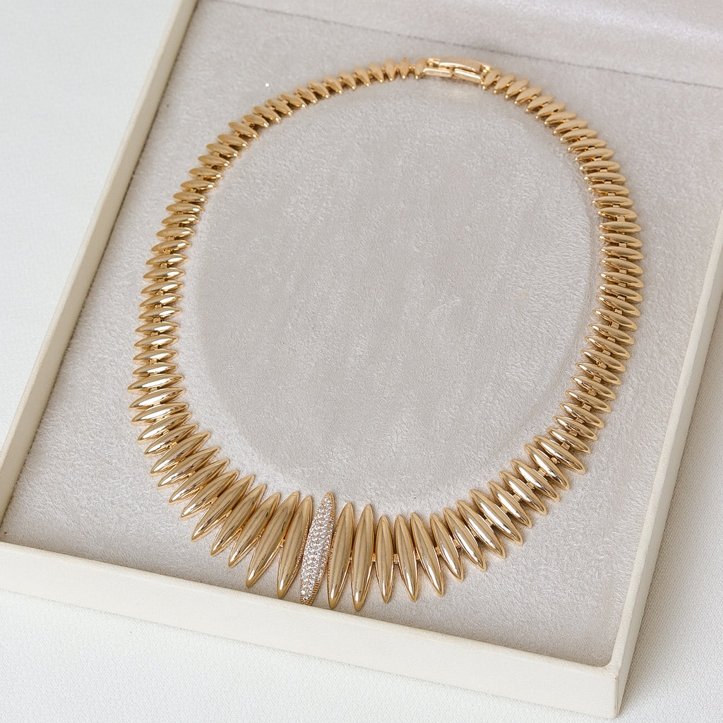 COLAR LISO DOURADO/PRATA LUXO FORMATO PALITO ARREDONDADO DETALHE CRAVEJADO